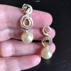 NWOT Gold and pearl earrings